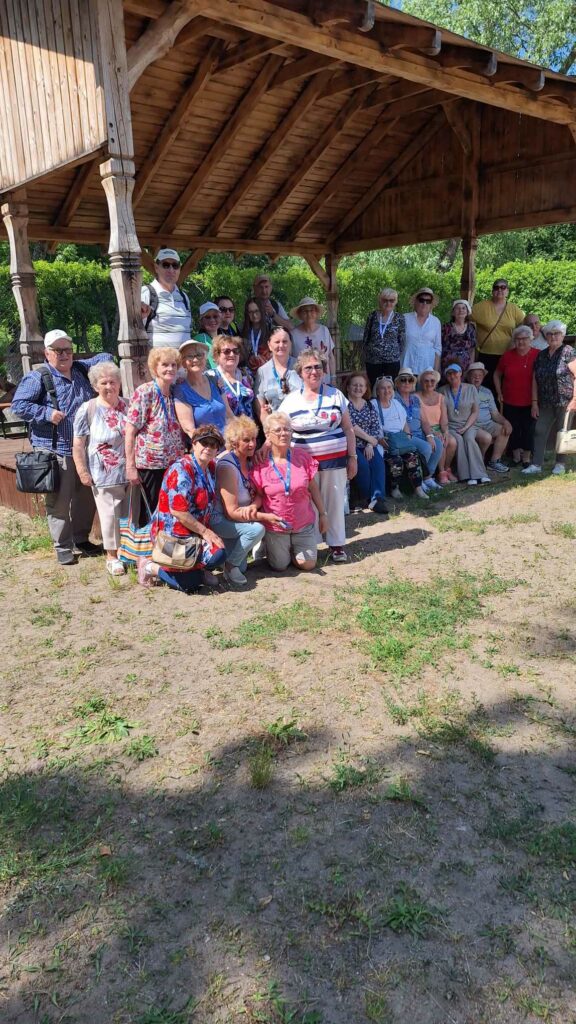 Zdjęcie grupowe uczestników wycieczki  pod wiatą 