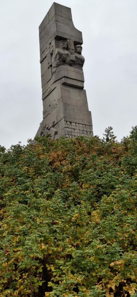 Widok na Pomnik Obrońców Wybrzeża  Pomnik w formie kopca z monumentem o wysokości 25 metrów, upamiętnia polskich obrońców Wybrzeża we wrześniu 1939